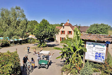 Camping-le perpetuum-domme-aquitaine-sarlat-dordogne-perigord-piscine-swiming-pool-camp1