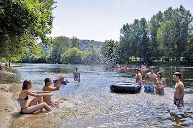Camping-le-perpetuum-domme-aquitaine-sarlat-dordogne-perigord-piscine-swiming-pool-camp7